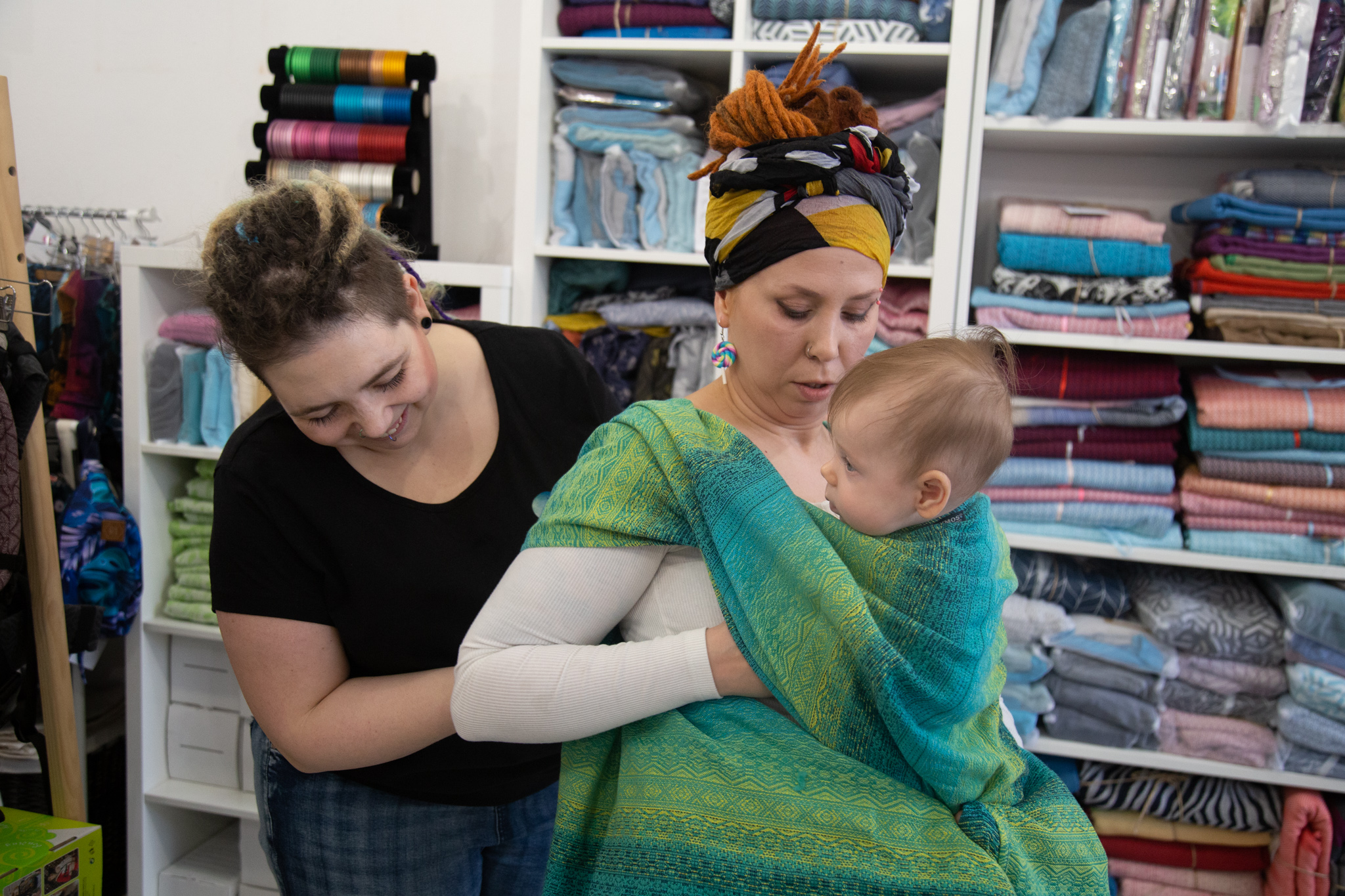 Dziecko w prawidłowej pozycji w chuście